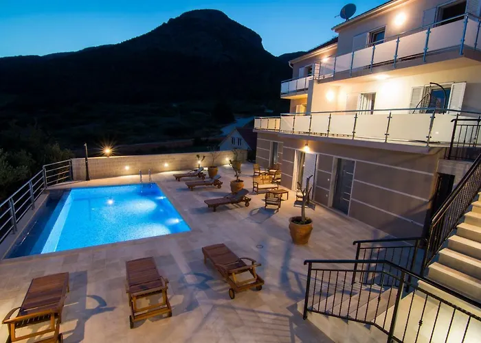 Villa Nikola - Pool Side Apartments