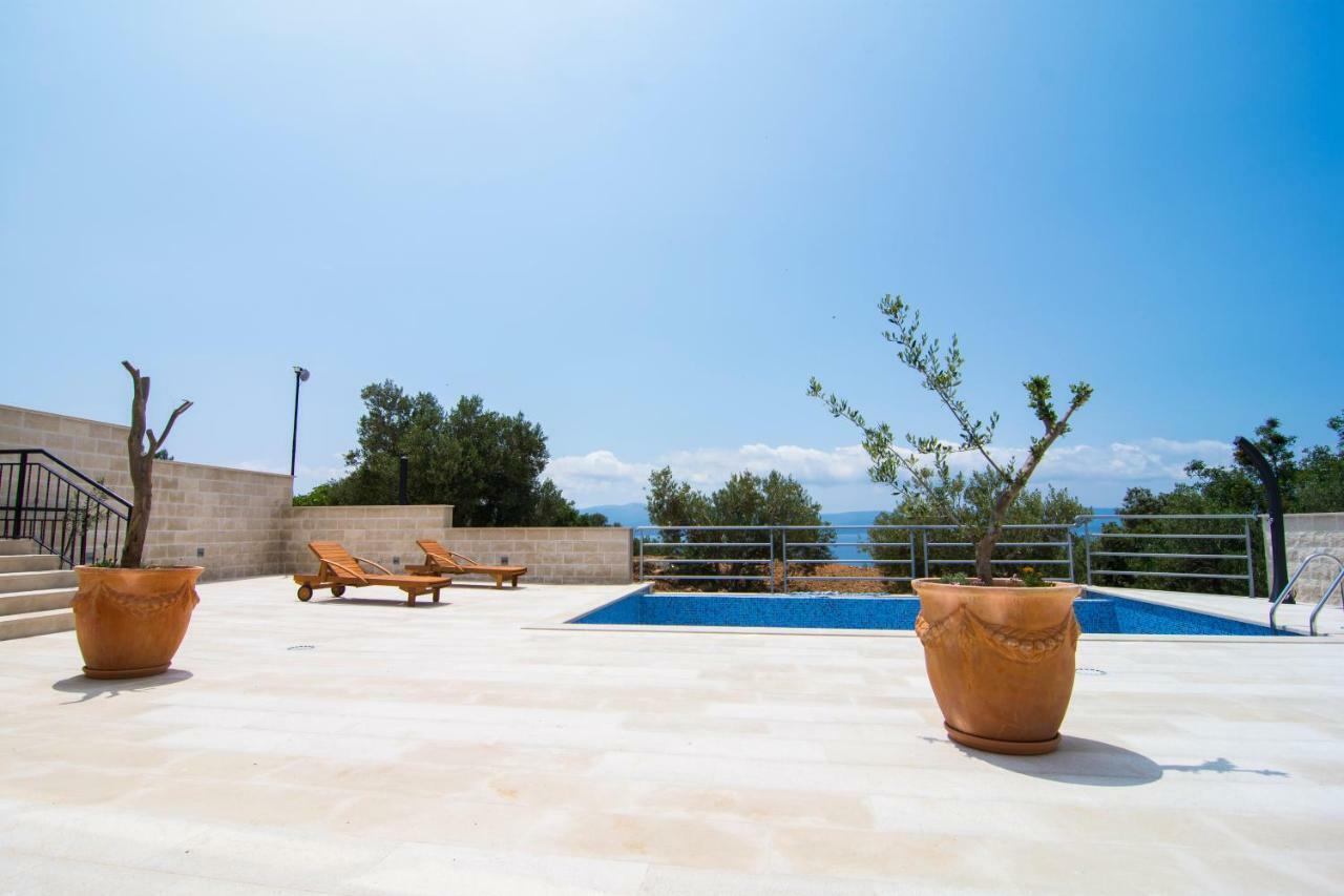 Nikola - Pool Side