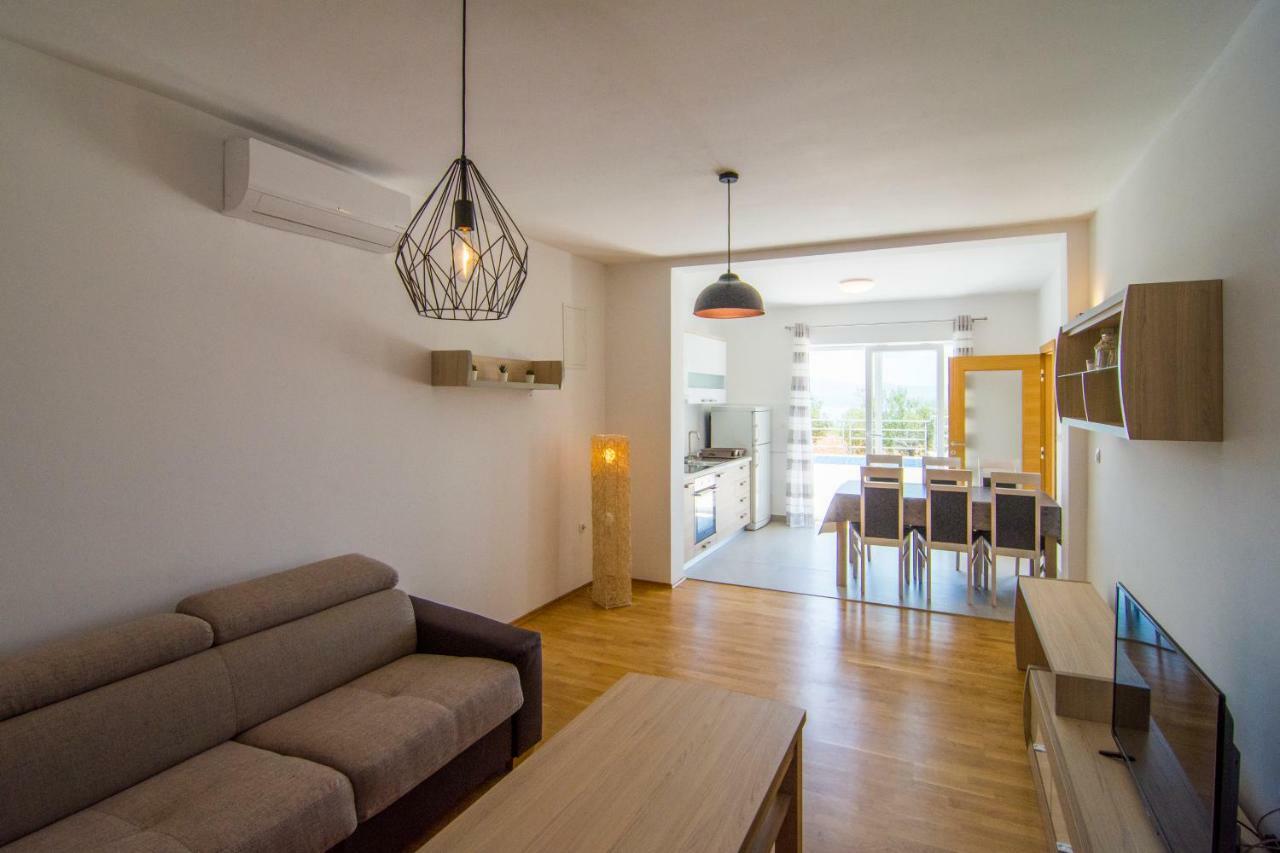 Nikola - Pool Side Apartman *