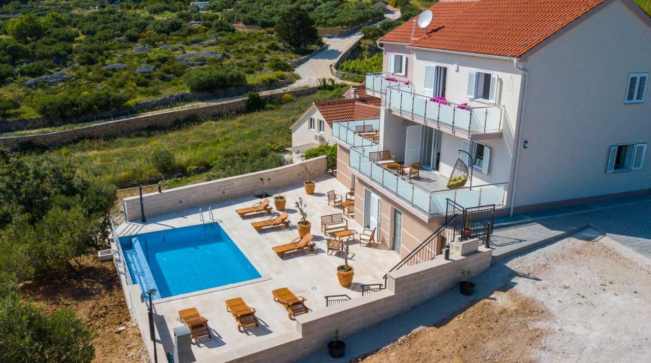 Nikola - Pool Side Apartman